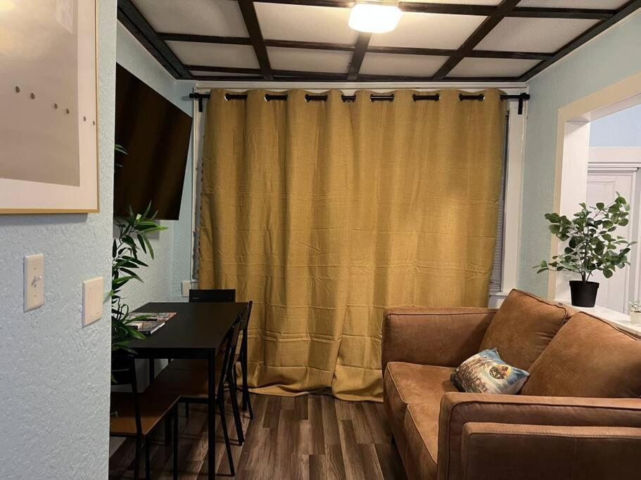 Luxury By Convention Center & Hospital Apartment